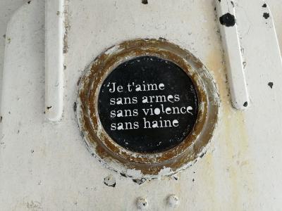 Je t'aime sans arme sans violence sans haine